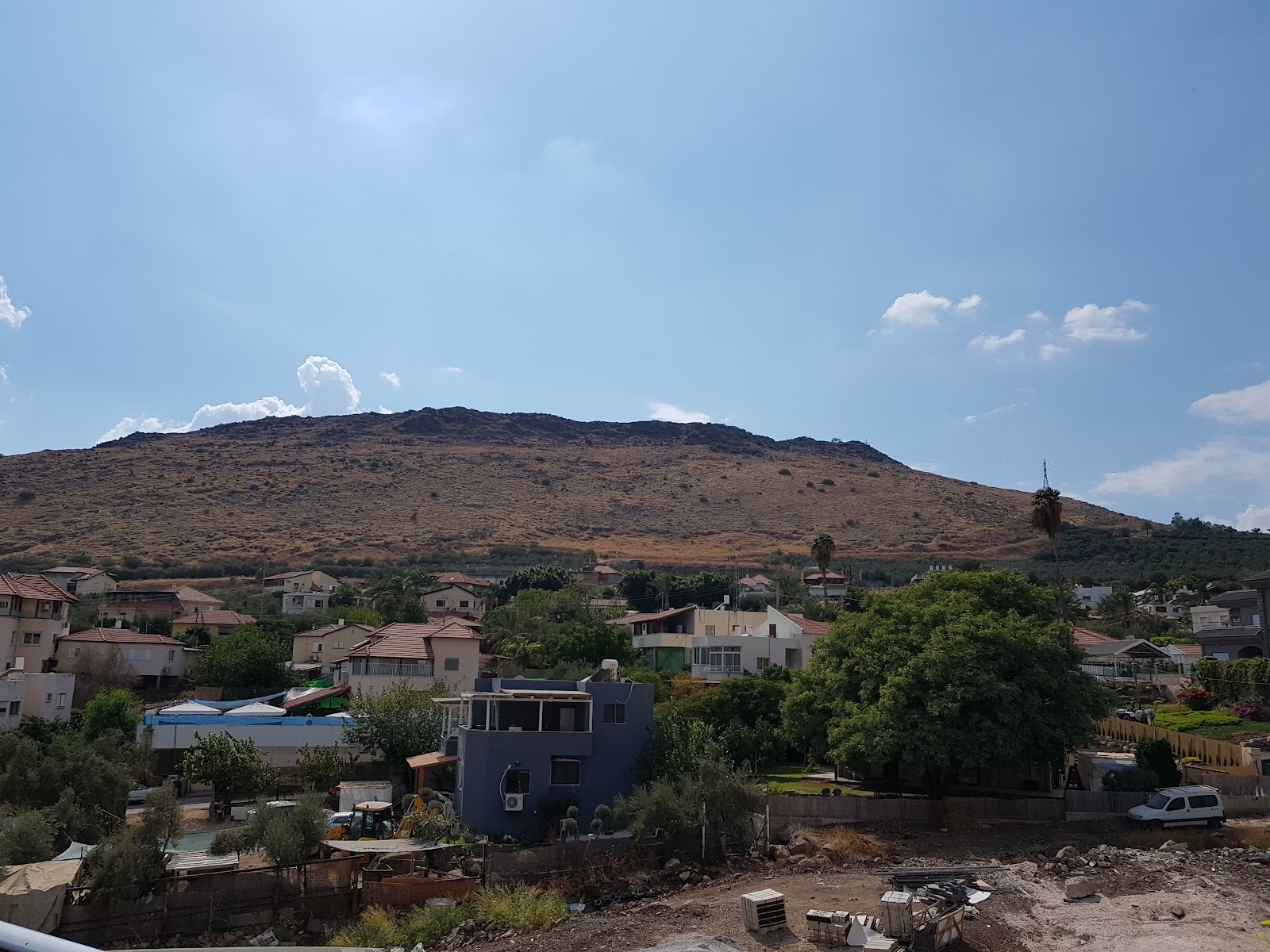בקתות הזהב מול הכנרת