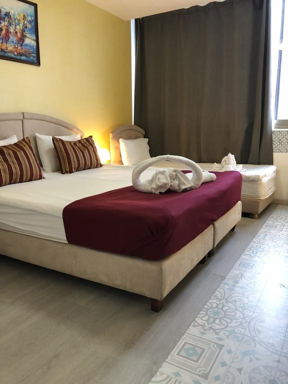 Elis Hotel