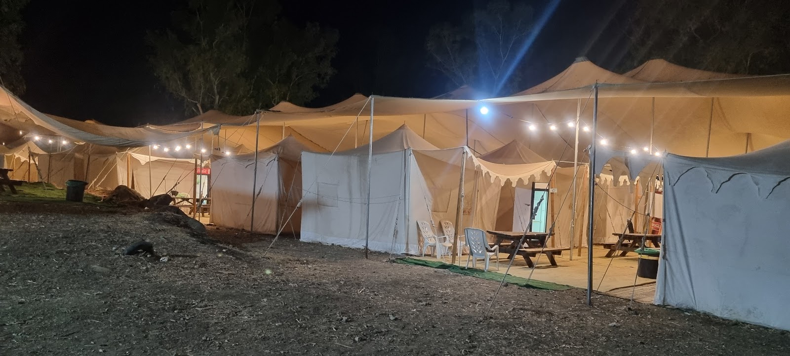 קמפינג אי שם בחוף גולן
