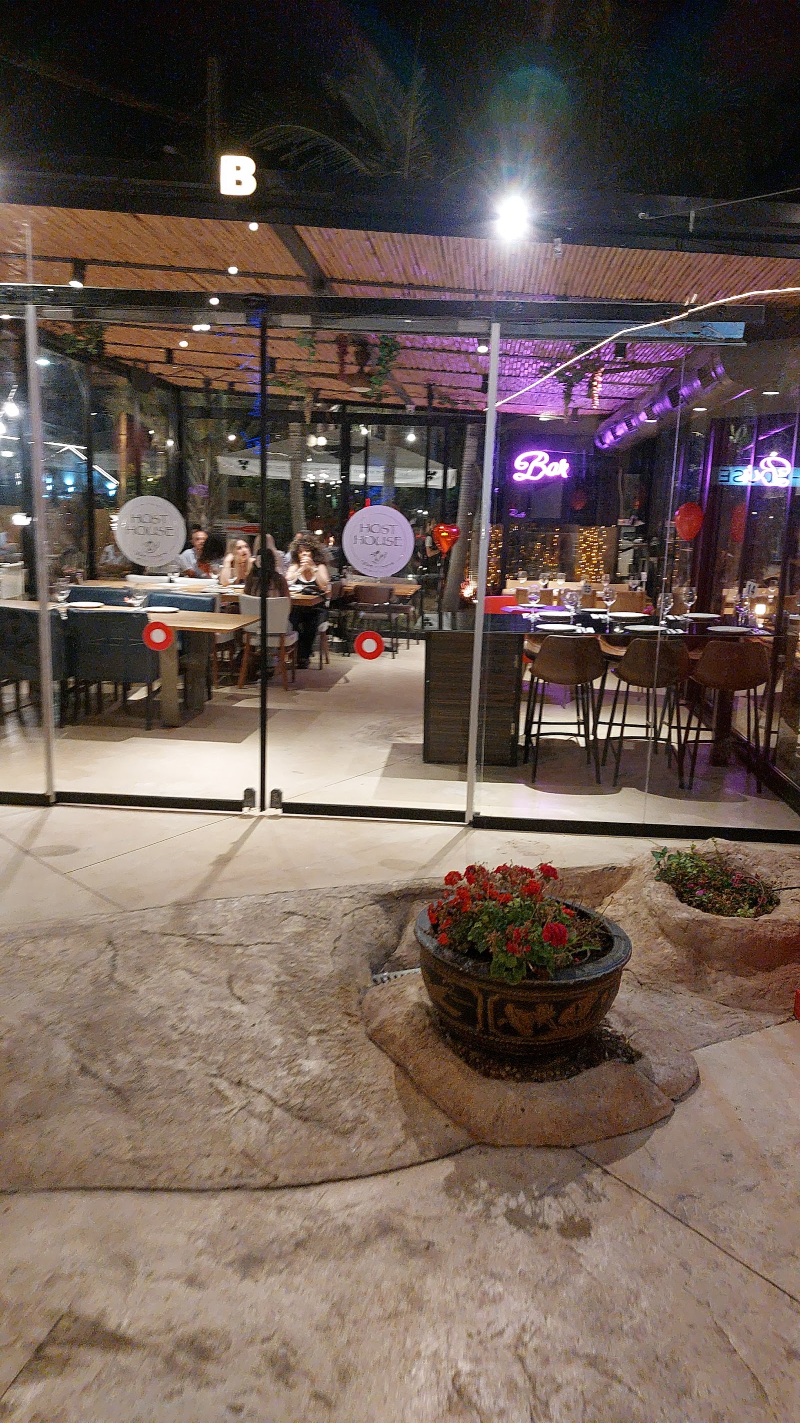HOST HOUSE – הוסט האוס שף מבשל לחברים